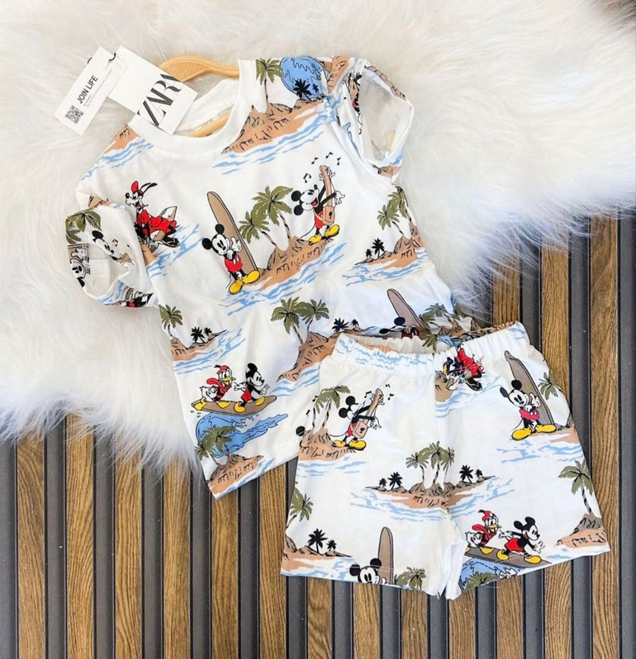 Erkek çocuk zara 2 parça set
Tişört ve şort💟💟 Le163